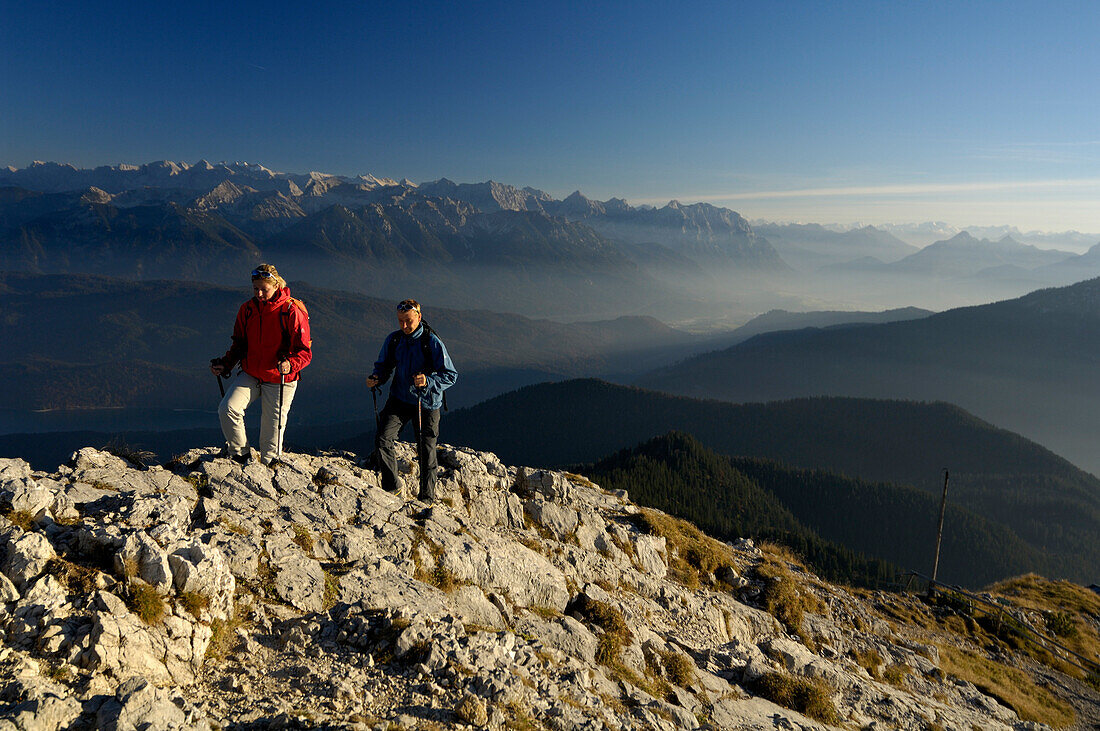 Paar beim Bergwandern am Heimgarten, Oberbayern, Bayern, Deutschland