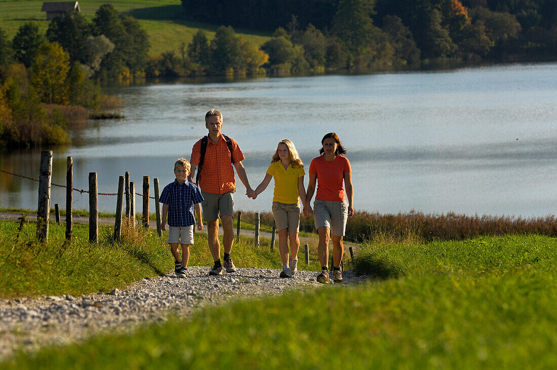Family on a hiking tour at lake Riegsee, near Murnau, Upper Bavaria, Bavaria, Deutschland