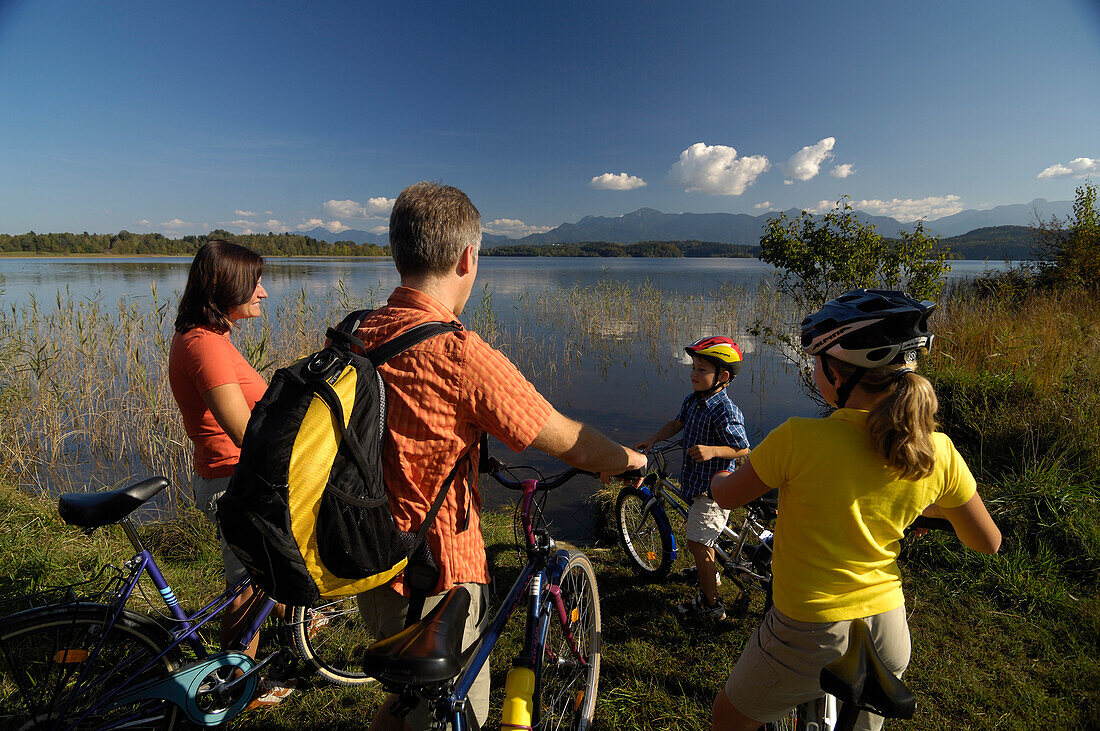Family on a bike tour at lake Staffelsee, near Murnau, Upper Bavaria, Bavaria, Germany