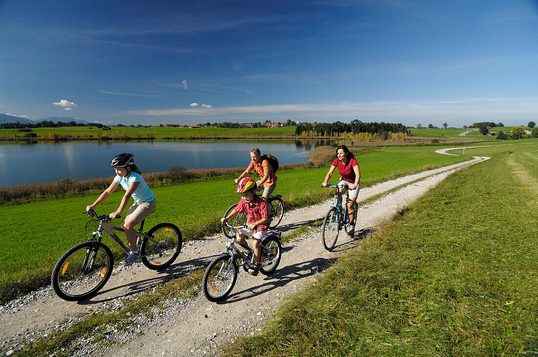 Familienradtour am Riegsee, nahe Murnau, Oberbayern, Bayern, Deutschland