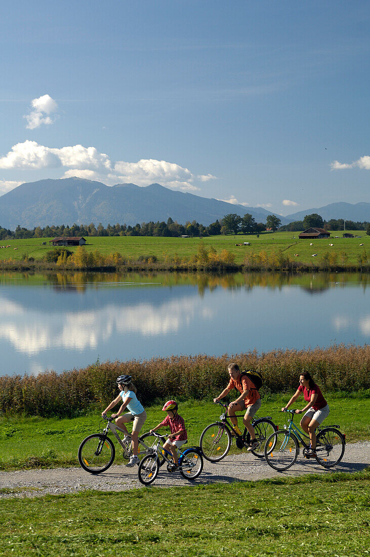 Familienradtour am Riegsee, nahe Murnau, Oberbayern, Bayern, Deutschland