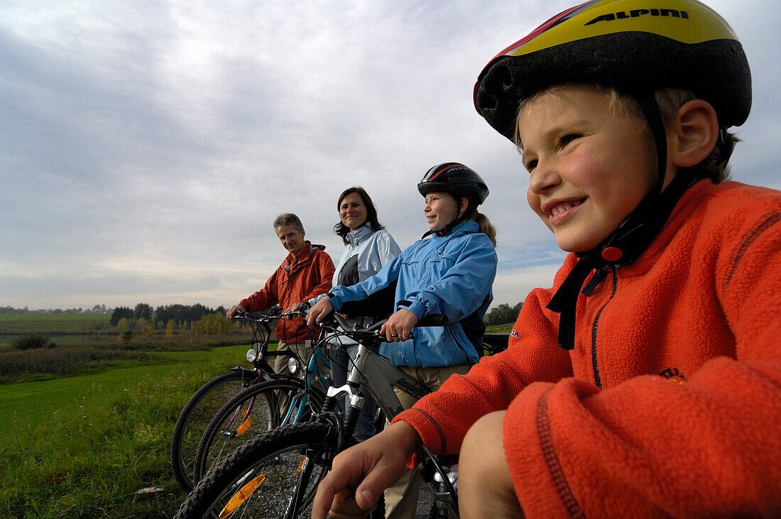 Family on a bike tour in Murnauer Moos, near Murnau, Upper Bavaria, Bavaria, Deutschland