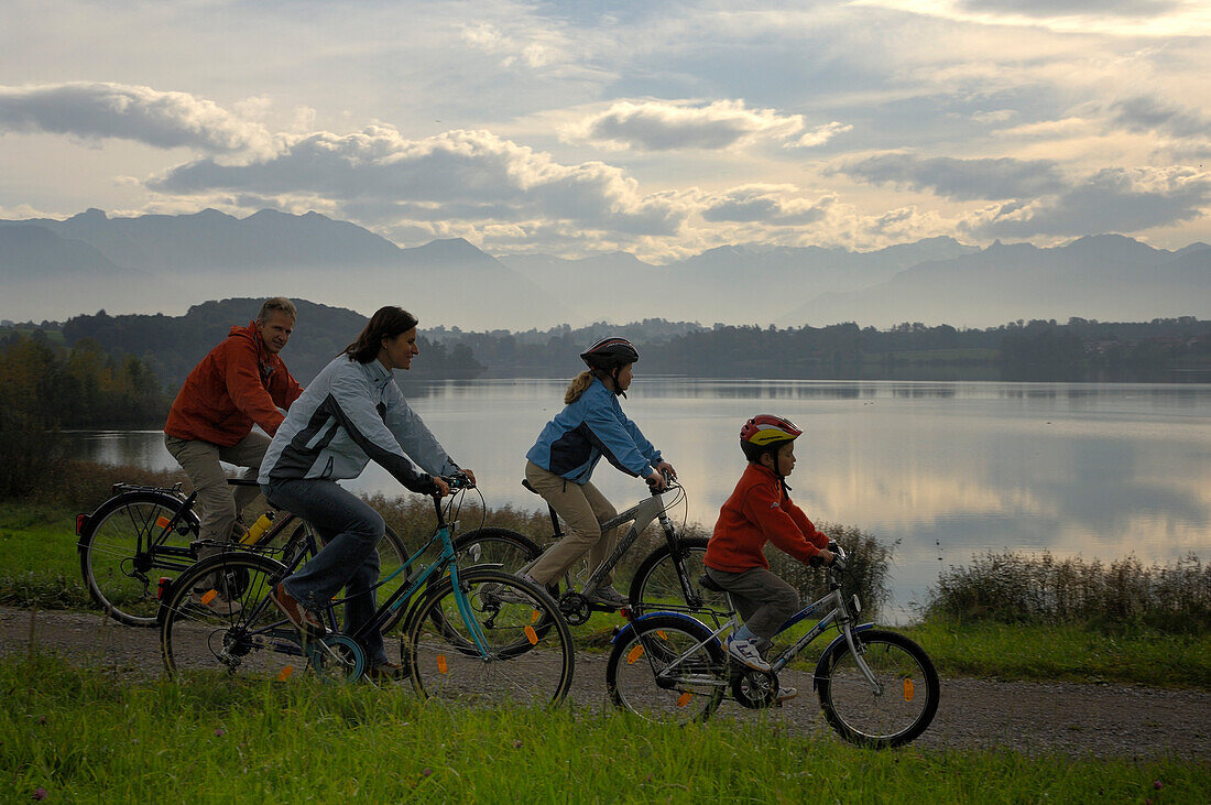 Family on a bike tour at lake Riegsee, near Murnau, Upper Bavaria, Bavaria, Deutschland