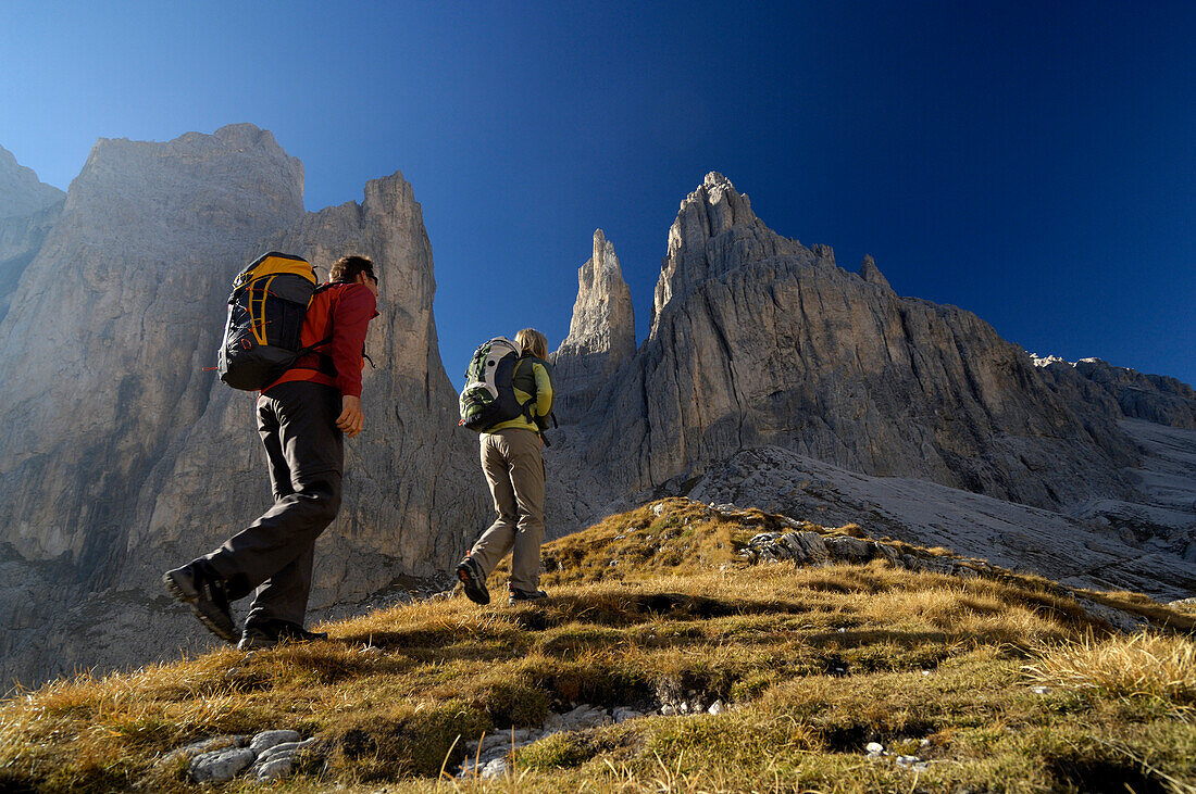 Paar beim Wandern, Wanderung in Val di Fassa, Rosengarten, Dolomiten, Trentino, Südtirol, Italien