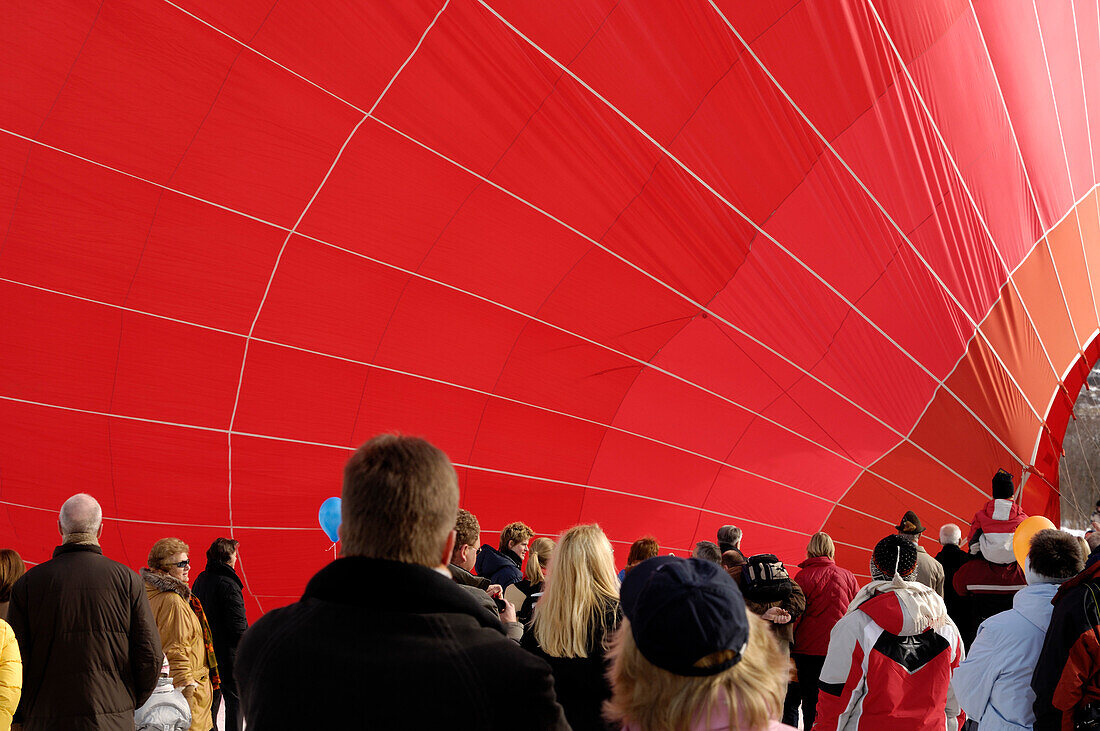 Heißluftballon und Zuschauer bei Bad Wiessee, Ballonfestival, Montgolfiade, Oberbayern, Bayern, Deutschland, Europa