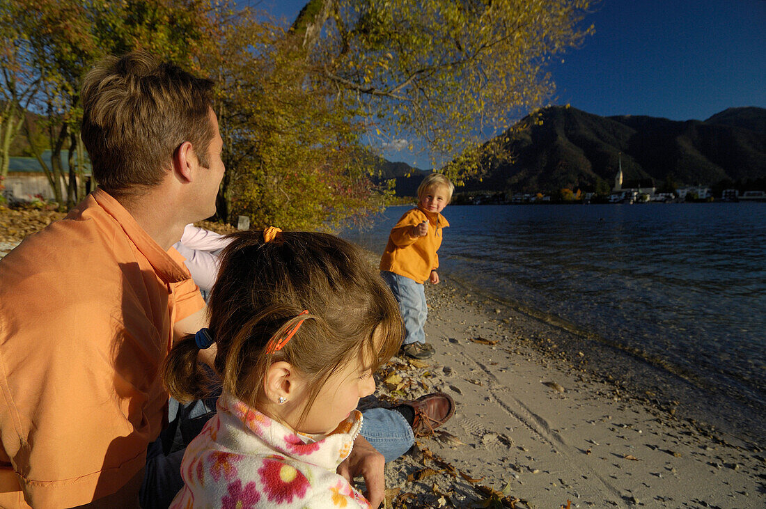 Familienwandern am Tegernsee, Oberbayern, Bayern, Deutschland, Europa