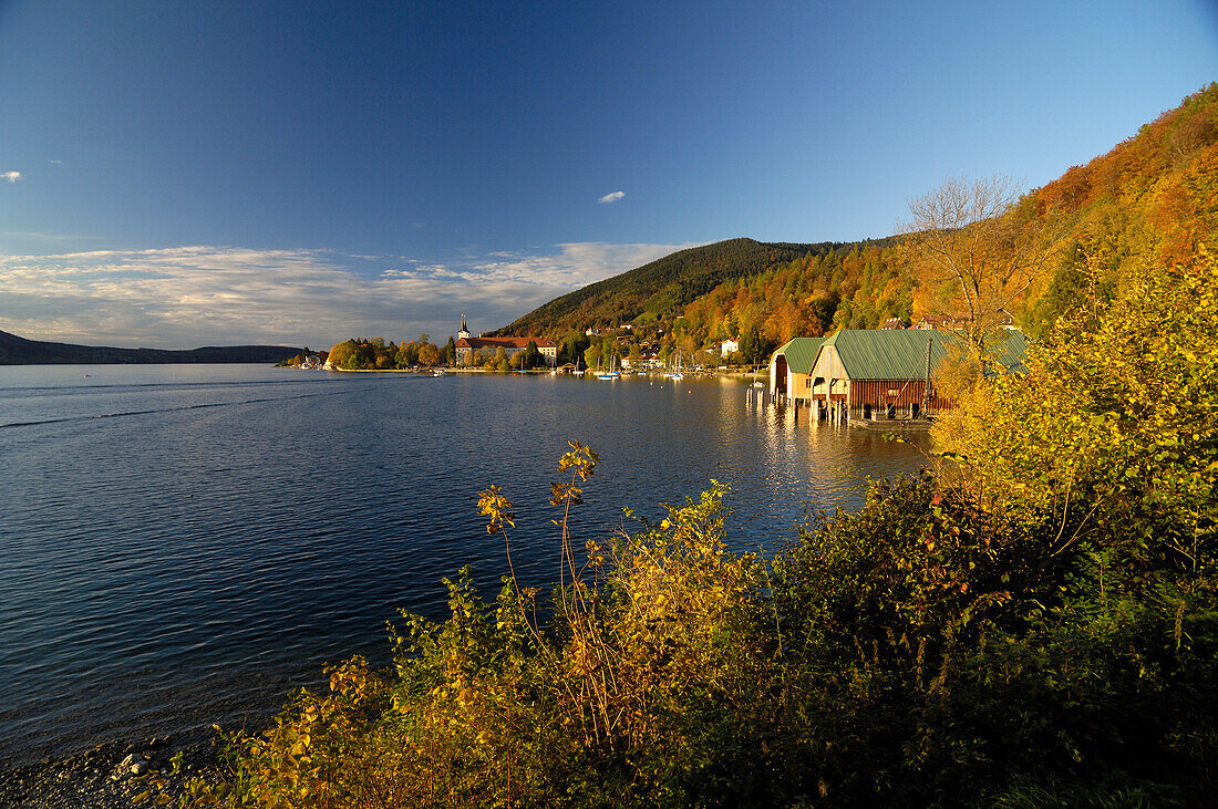 Blick über den Tegernsee auf Kloster Tegernsee, Bayern, Deutschland, Europa