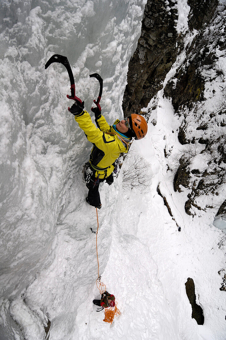 Junge Frau beim Eisklettern, Engadin, Graubünden, Schweiz, Europe