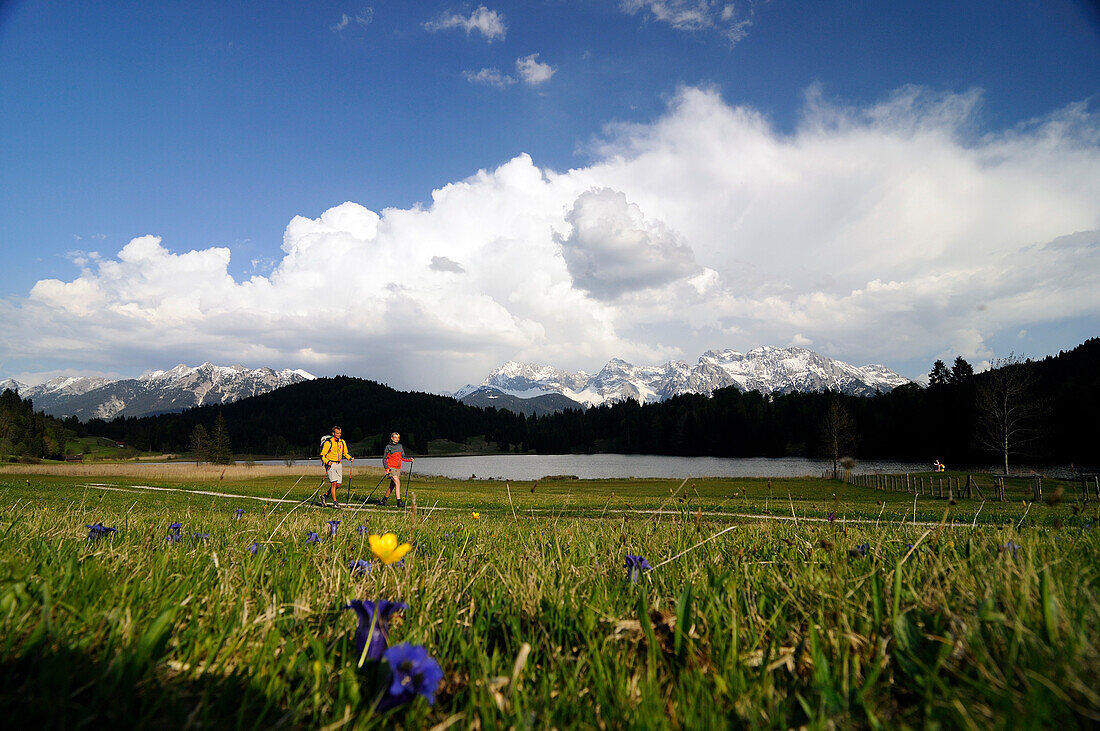 Paar beim Wandern in der Nähe von Geroldsee, Blick in die Landschaft, nahe Klais, Werdenfelser Land, Oberbayern, Bayern, Deutschland, Europa