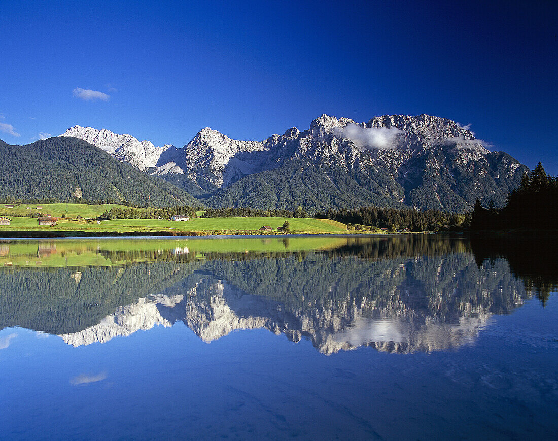 Karwendelgebirge spiegelt sich im Schmalensee, Bayern, Deutschland