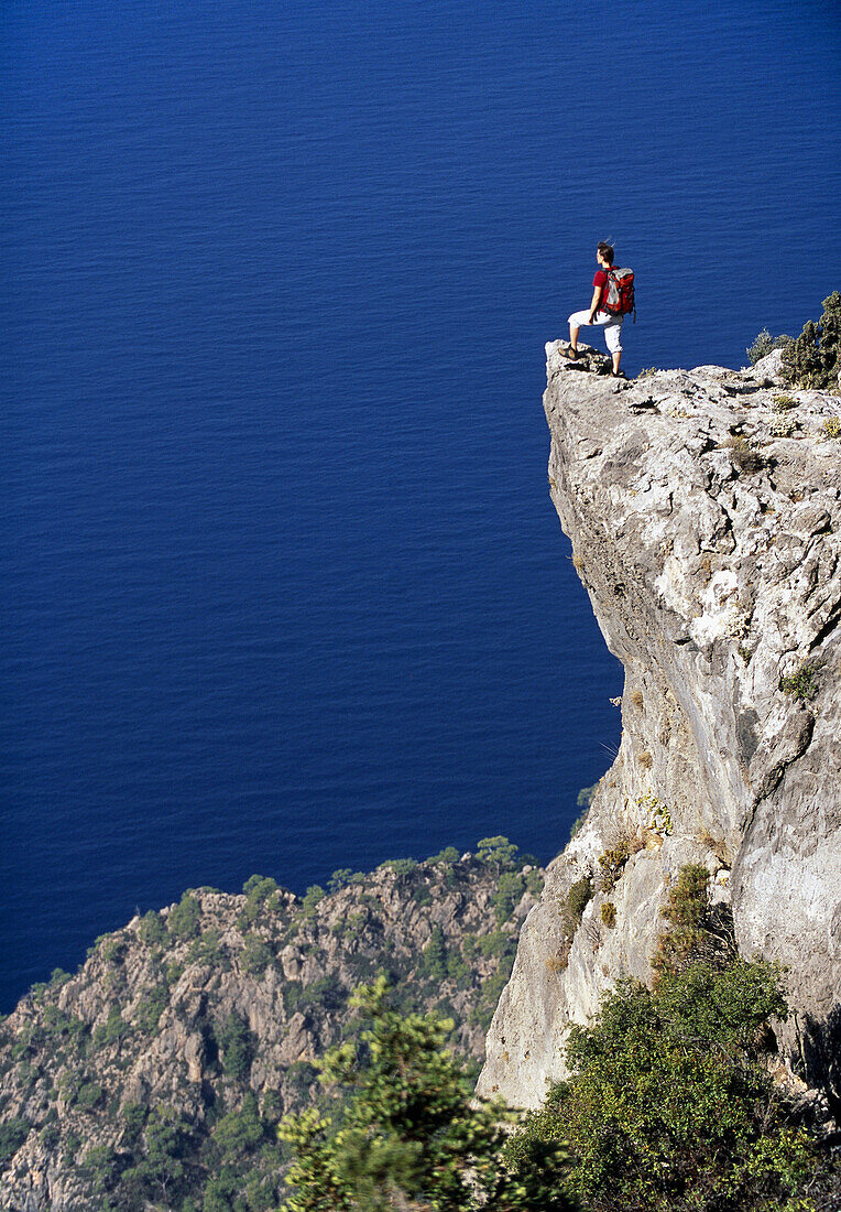 Frau betrachtet Aussicht von einem Felsen, Lykische Küste, Türkei
