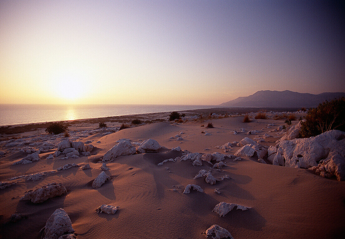 Sandstrand mit Steinen bei Sonnenuntergang, Pantara Beach, Lykien, Türkei, Europa