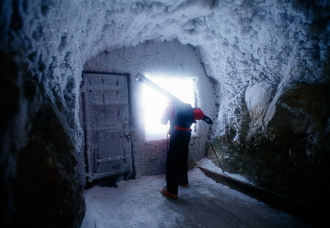 Skifahrer schaut durch ein Fenster, Dammkar, Bayern, Deutschland, Europa