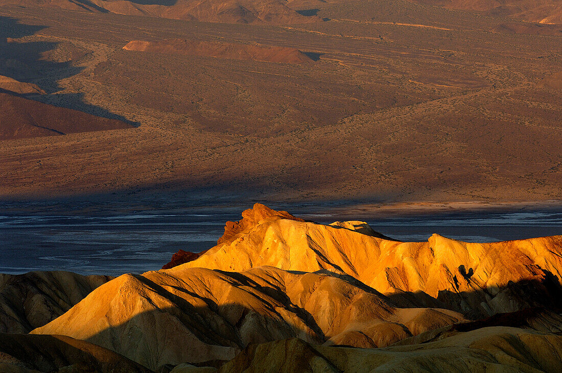 Zabriskie Point im Sonnenlicht, Death Valley, Kalifornien, Nordamerika, Amerika