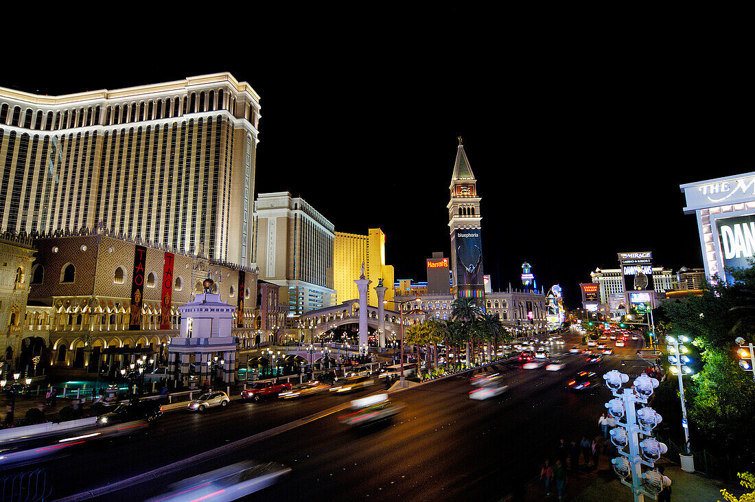 Strasse und beleuchtete Gebäude bei Nacht, Las Vegas, Nevada, Nordamerika, Amerika