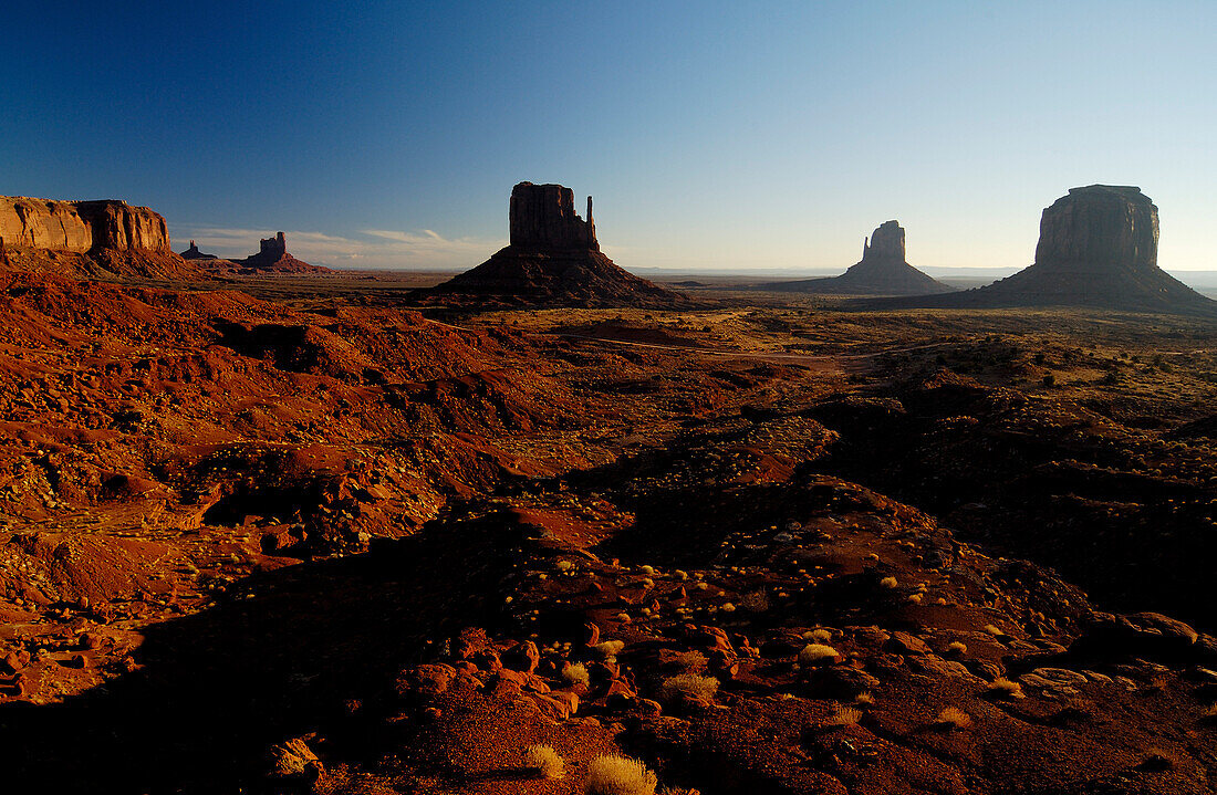 Monument Valley im Sonnenlicht, Utah, Nordamerika, Amerika