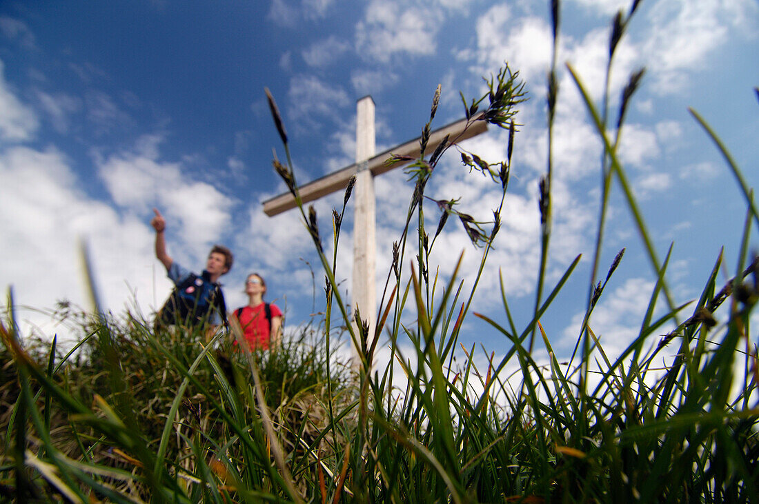 Wanderer an einem Gipfelkreuz in den Allgäuer Alpen, Bayern, Deutschland, Europa