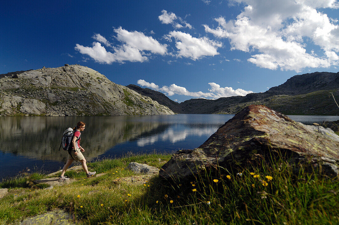 Frau wandert an einem Bergsee entlang, Texelgruppe, Südtirol, Italien, Europa