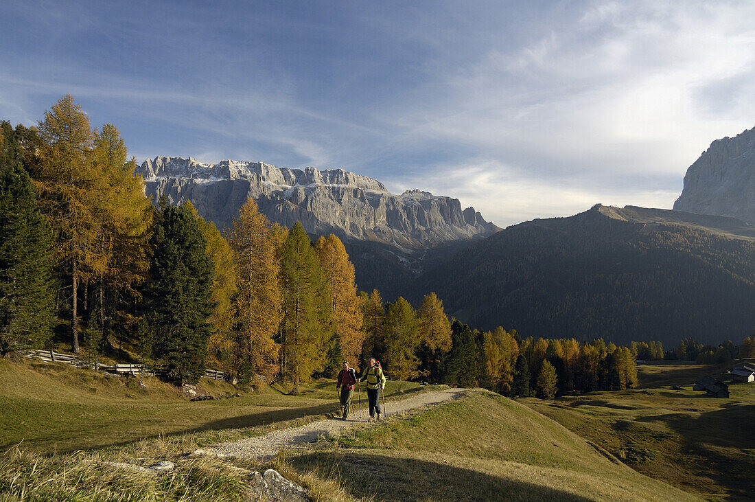 Älters Paar beim Bergwandern in den Dolomiten, Wolkenstein in Gröden, Trentino-Südtirol, Italien
