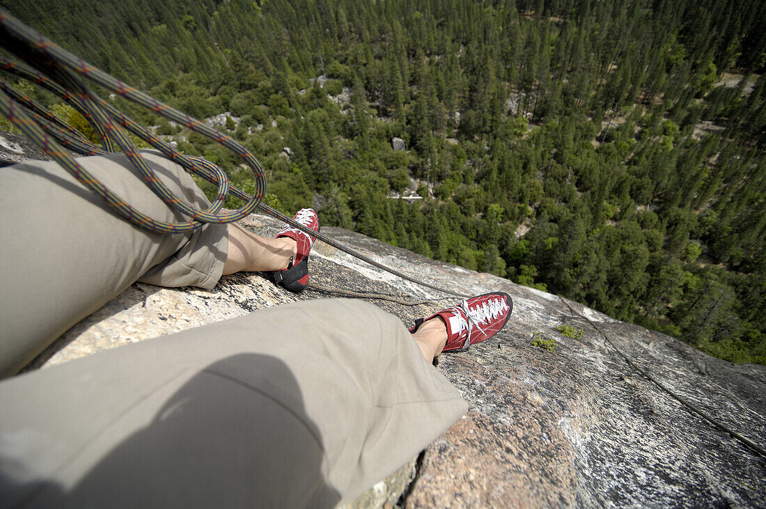 Frau mittleren Alters mit Kletterseil im Yosemite-Nationalpark, Kalifornien, USA