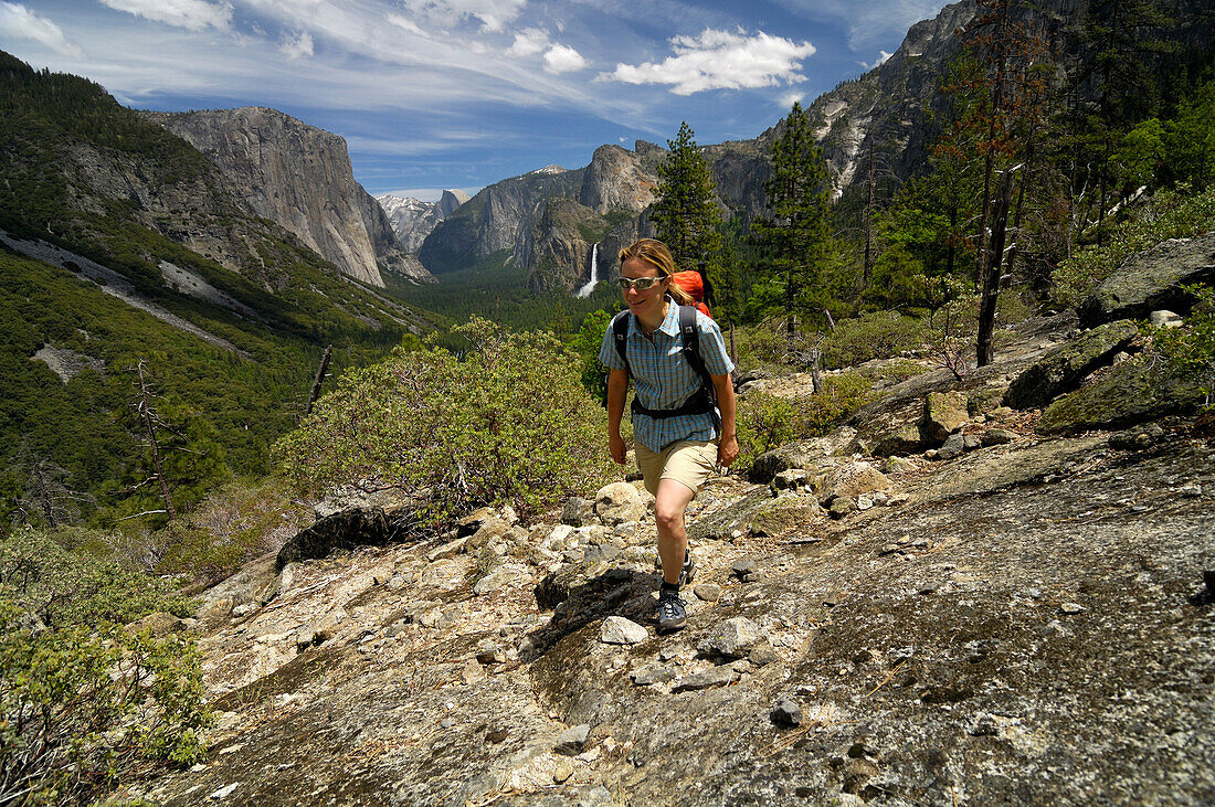 Frau mit Rucksack wandert über Felsen, Yosemite Nationalpark, Kalifornien, Nordamerika, Amerika