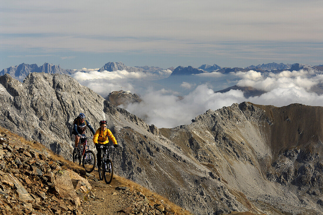 Zwei Mountainbiker im Gelände, Lenzerheide, Kanton Graubünden, Schweiz