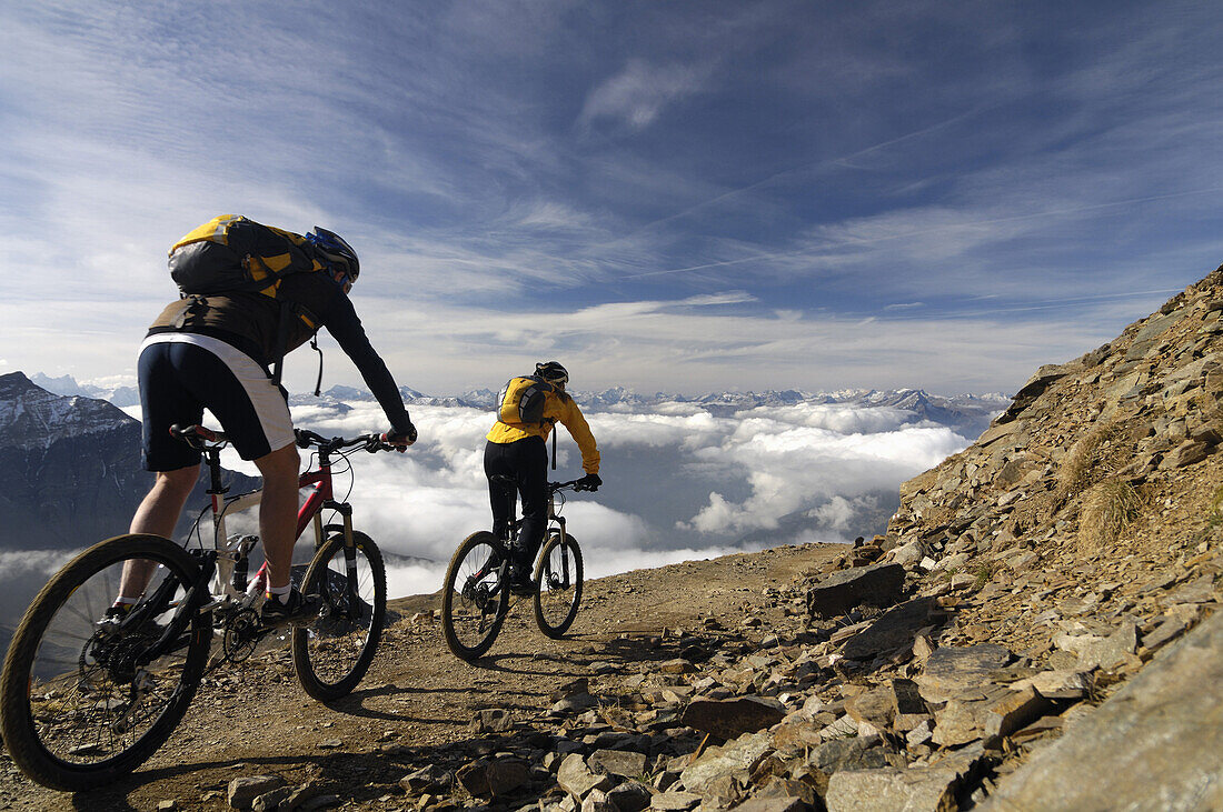 Zwei Mountainbiker im Gelände, Lenzerheide, Kanton Graubünden, Schweiz