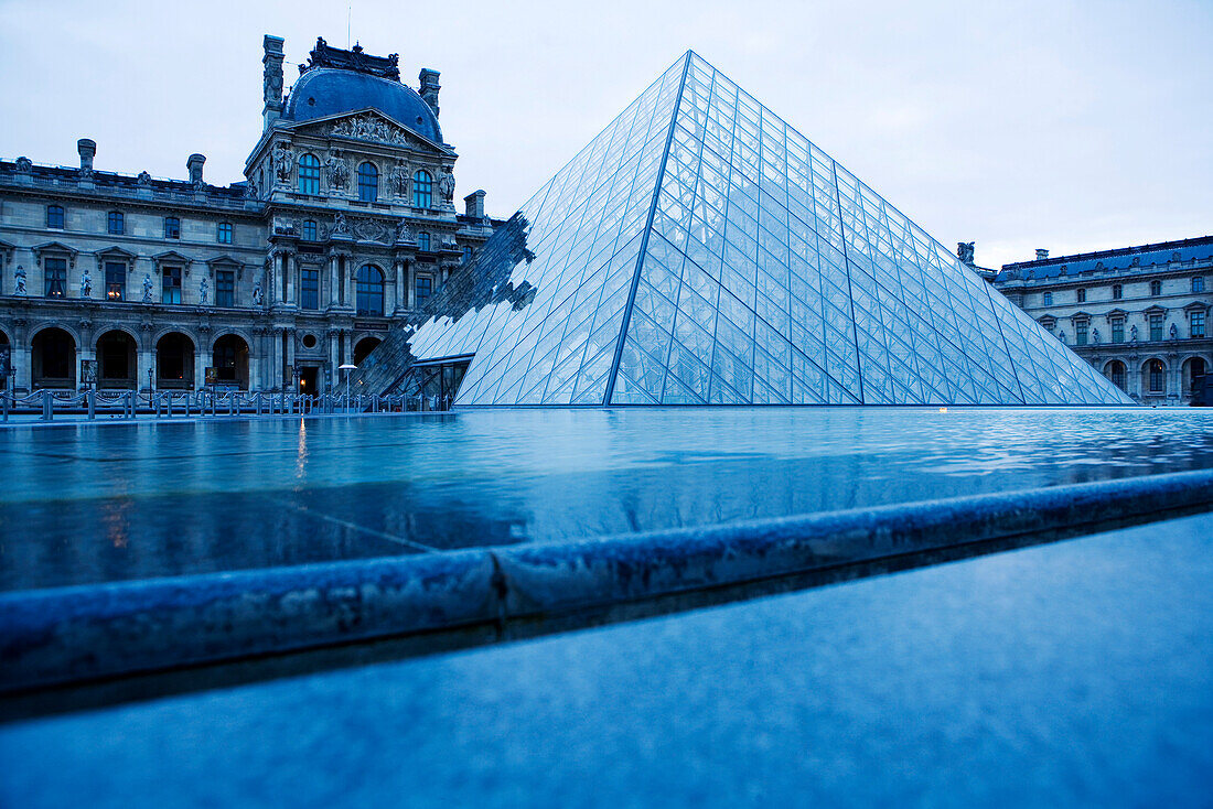 Der Louvre mit der Pyramide, Paris, Frankreich