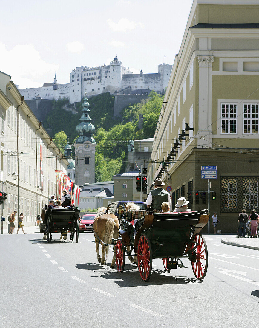 Fiaker, Pferdekutscher und Blick auf Festung Hohensalzburg, Innenstadt, Salzburg, Österreich