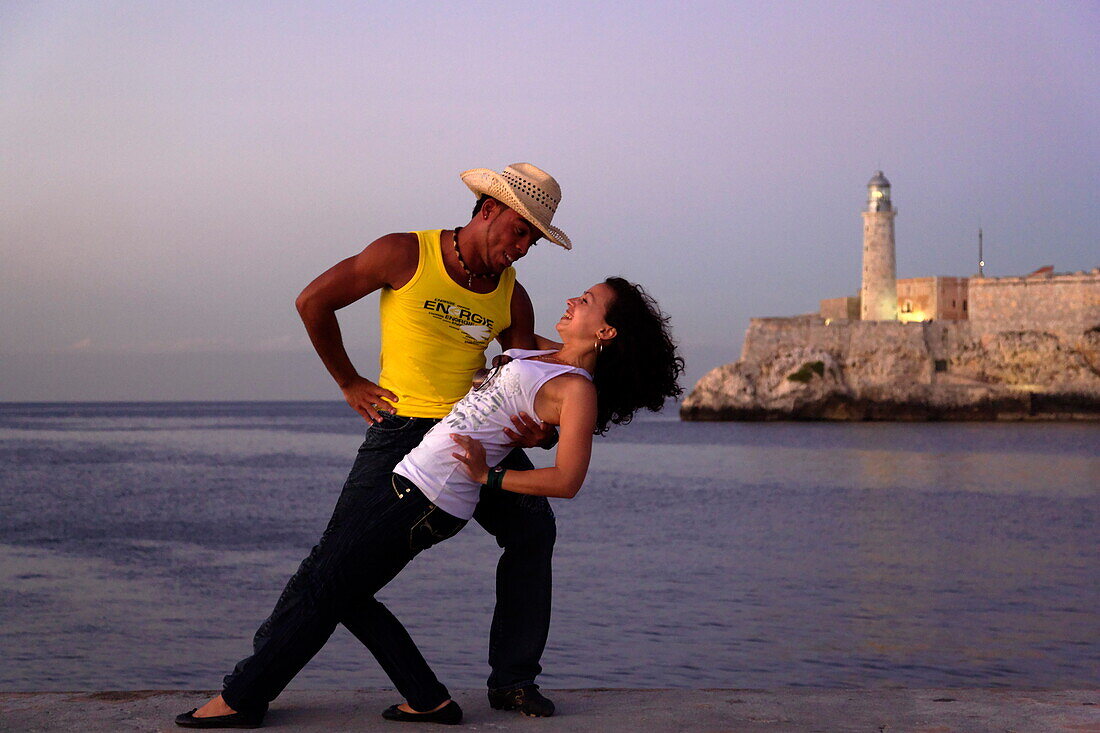 Paar tanzt Salsa, Castillo de los Tres Reyes del Morro im Hintergrund, Havanna, Ciudad de La Habana, Kuba