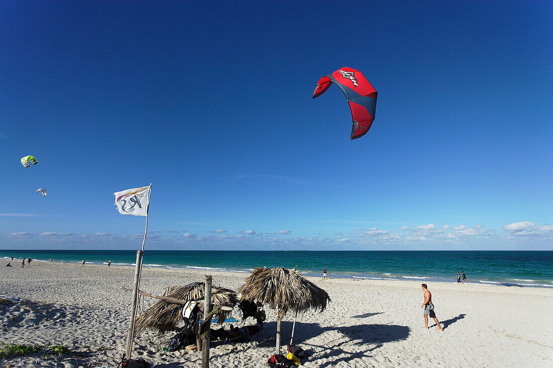 Lenkdrachen am Strand, Varadero, Matanzas, Kuba