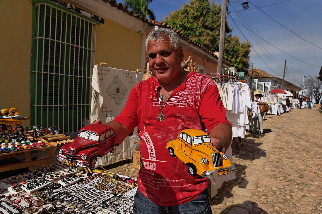 Straßenhändler bietet Spielzeugautos an, Trinidad, Sancti Spiritus, Kuba