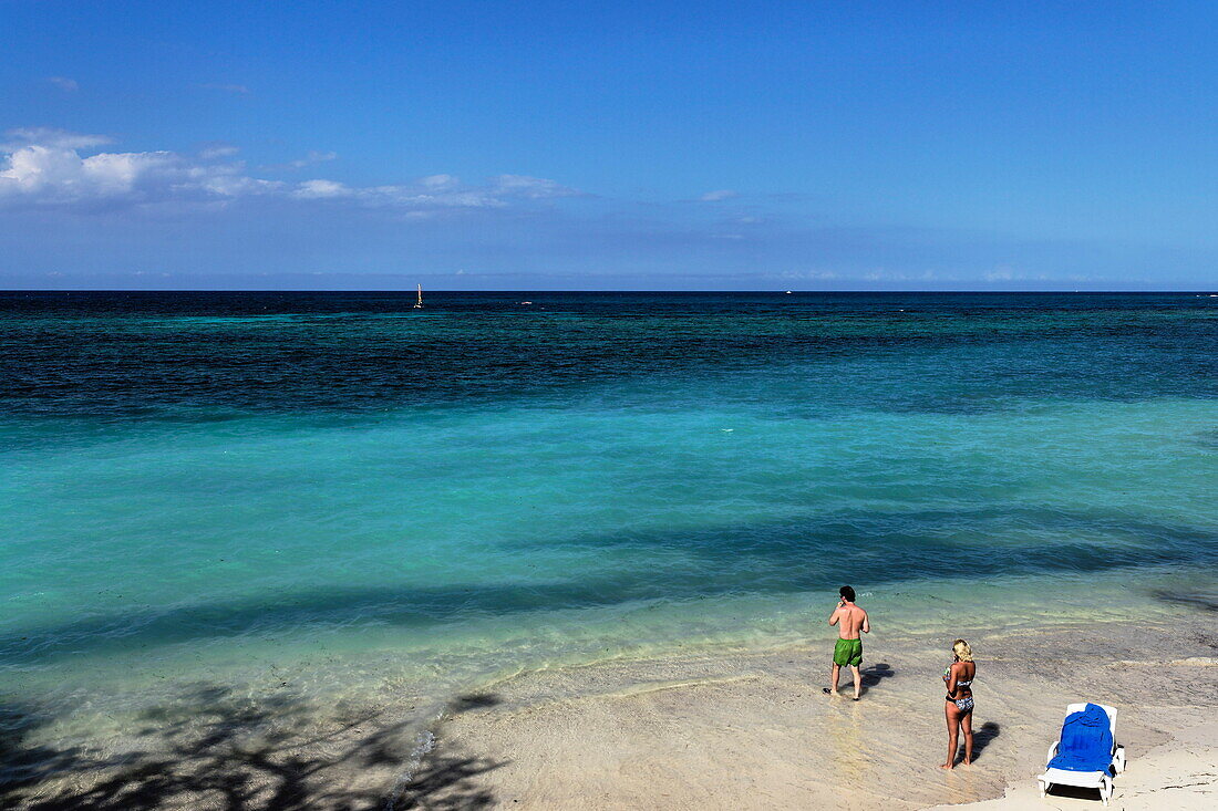 Blick über Sandstrand auf Atlantisches Ozean, Guardalavaca, Holguin, Kuba