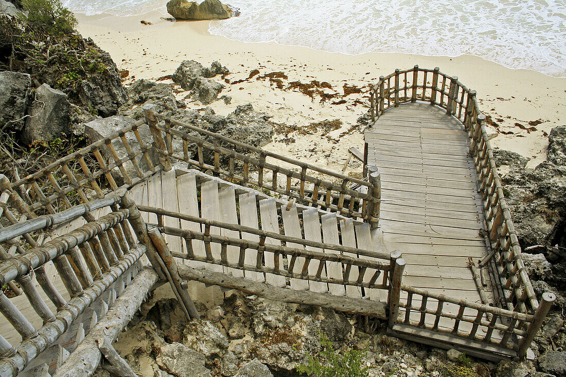Escaleras de madera que bajan a la playa. Ruinas Mayas. Tulum. Yucatán. México
