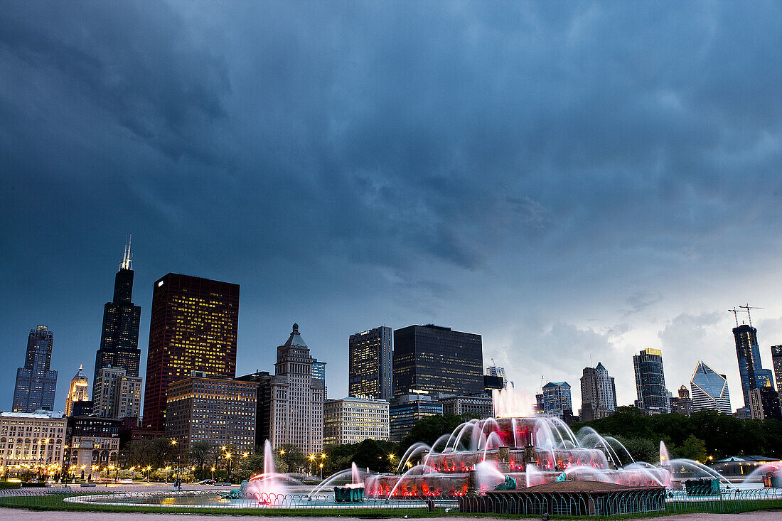 Grant park at dusk - Buckingham Fountain - Chicago IL