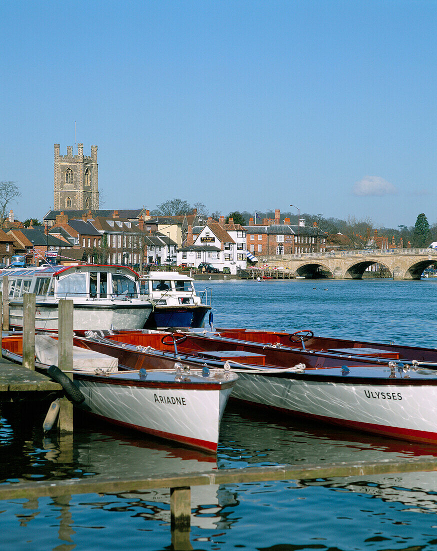 View of River, Henley-on-Thames, Oxfordshire, UK, England