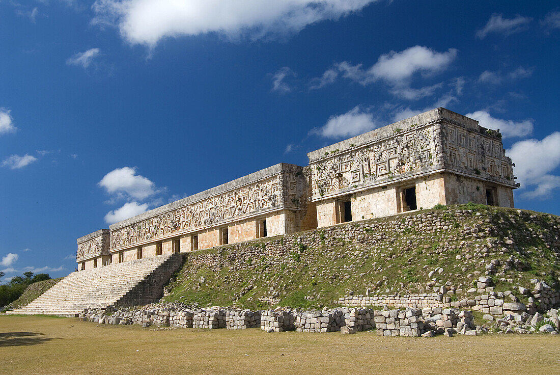 Mexico, Yucatan, Uxmal, Palacio del Gobernador (Govenors Palace)