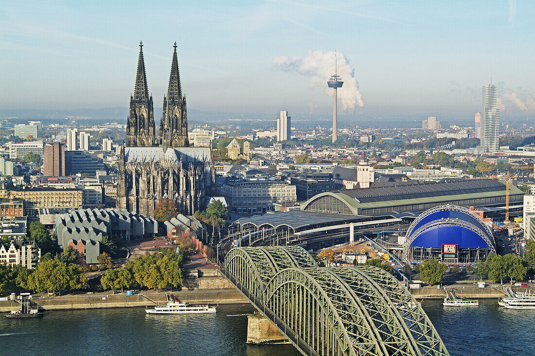 View from CologneTriangle, KölnTriangel, on to the river Rhine with Hohenzollern bridge, Cathedral and Musical Dome, Cologne, Northrhine-Westfalia, Germany