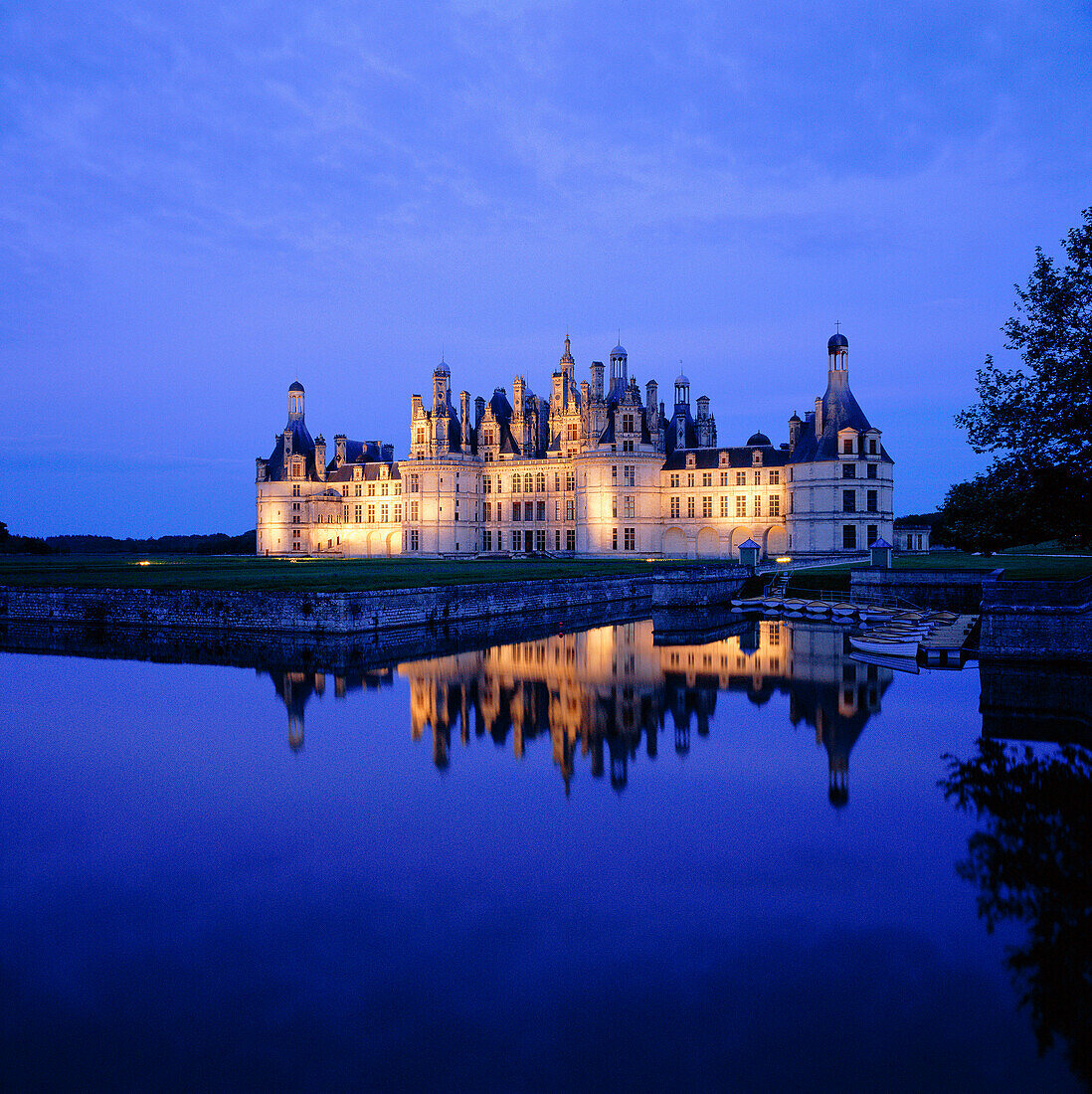 CHATEAU AT TWILIGHT, CHATEAU DE CHAMBORD, The Loire, FRANCE