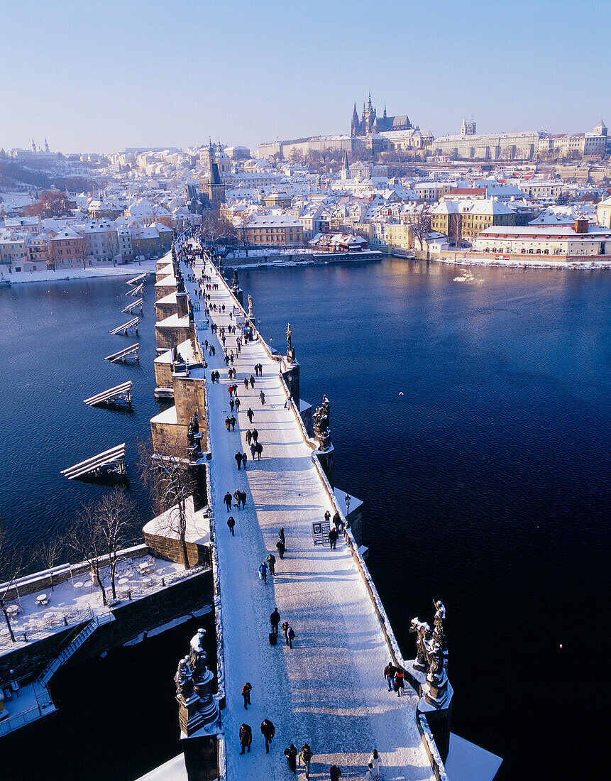 VIEW OF CHARLES BRIDGE & HRADCANY CASTLE IN WINTER, PRAGUE, CZECH. REPUBLIC