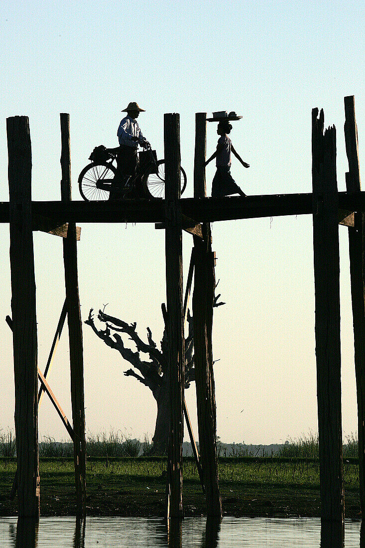 PEOPLE CROSSING THE U BEIN BRIDGE, AMARAPURA, NR MANDALAY, BURMA