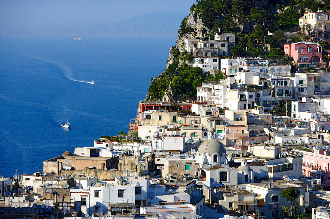 Dorf an der Küste im Sonnenlicht, Capri, Italien, Europa