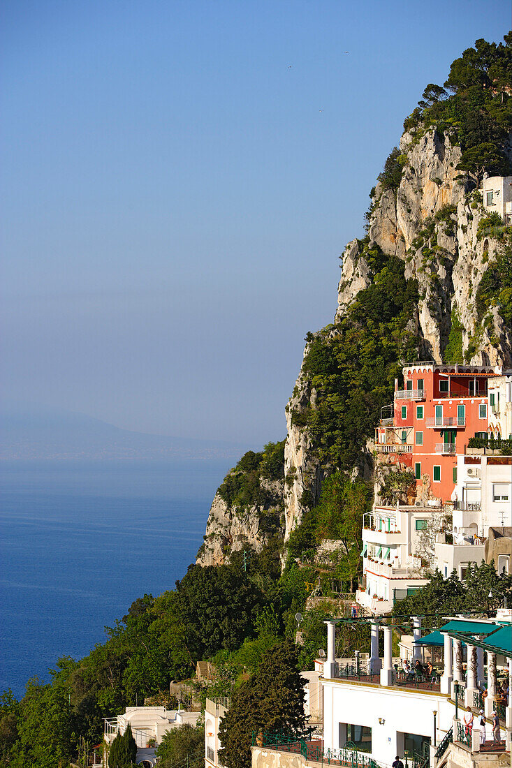 Häuser an der Küste im Sonnenlicht, Capri, Italien, Europa