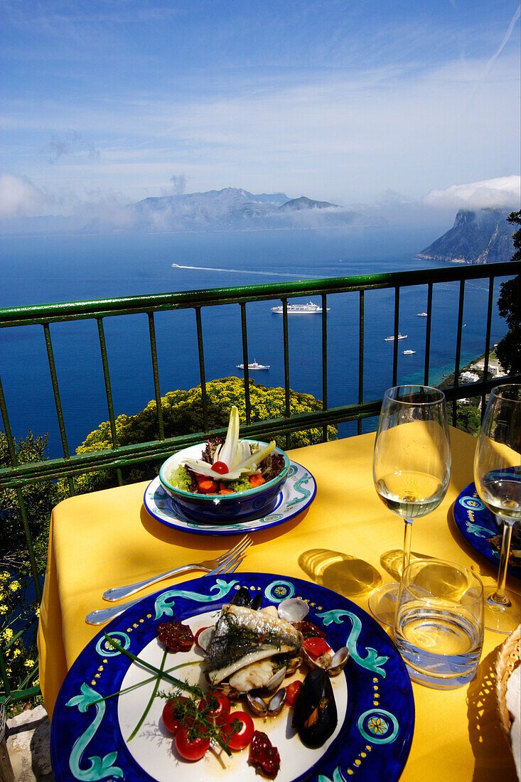 Fischgericht auf einer Terrasse mit Meerblick, Capri, Italien, Europa