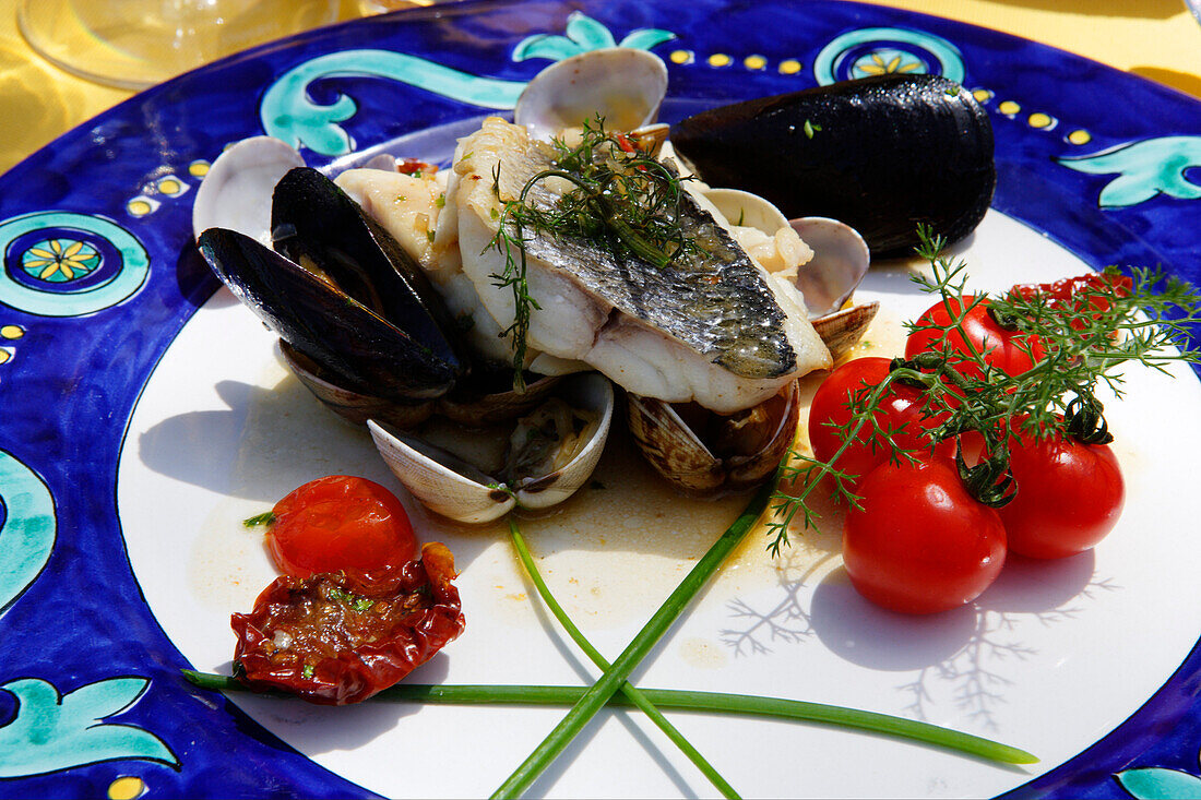 Teller mit Fischgericht, Capri, Italien, Europa