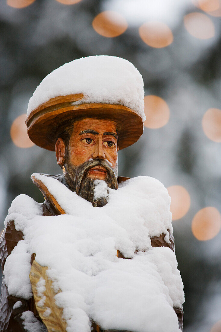 Snow-covered wooden figure, christmas market, Annaberg-Buchholz, Ore mountains, Saxony, Germany