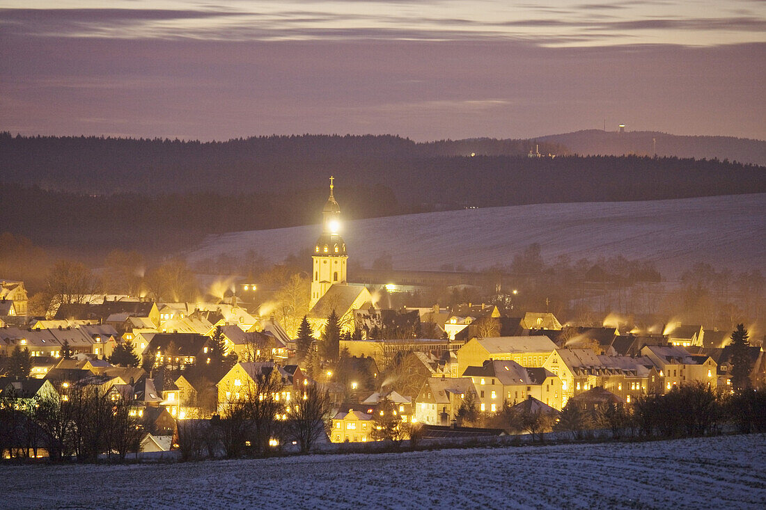 Stadtansicht mit Kirche St. Ulrich im Winter, Schlettau, Erzgebirge, Sachsen, Deutschland