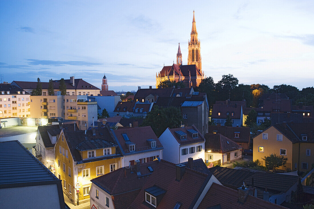 Blick über Dächer auf Heilig-Kreuz-Kirche am Abend, Giesing, München, Bayern, Deutschland