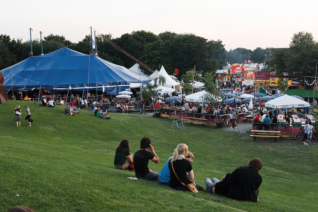 Besucher beim Tollwood Sommerfest, Olympiapark, München, Bayern, Deutschland