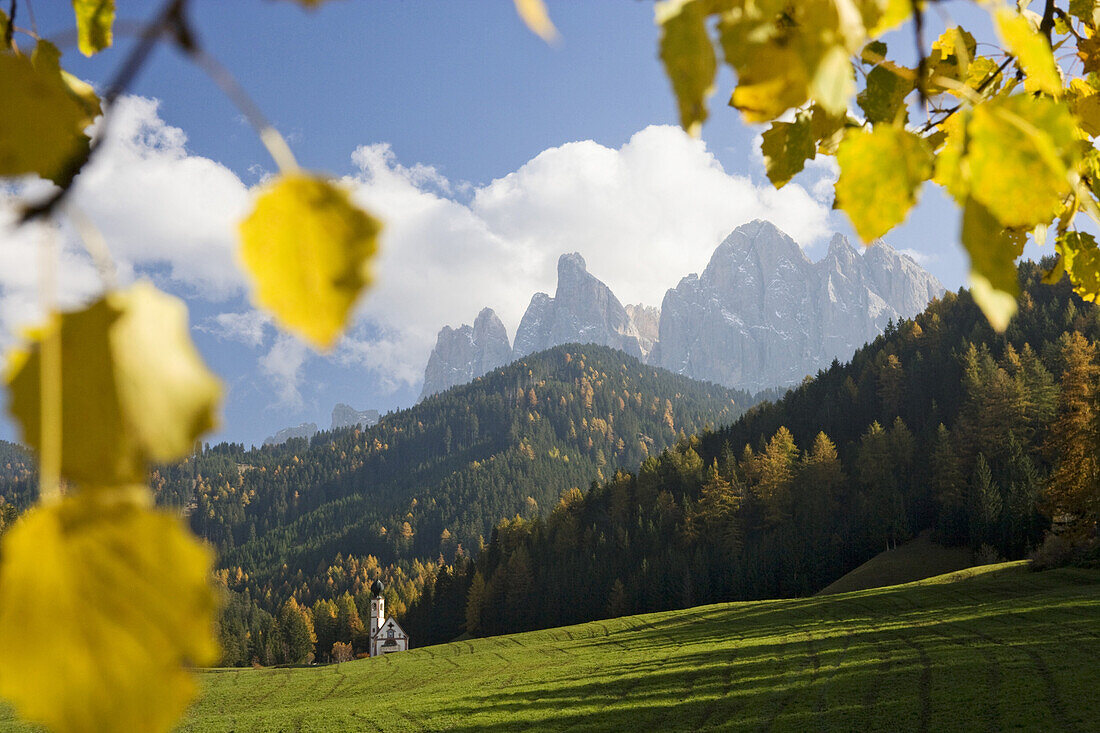 St. Johann in Ranui mit den Geislerspitzen, Villnößtal, Trentino-Alto Adige, Italien